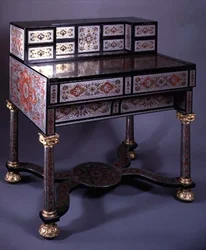 Bureau décoré de marqueterie de style Boulle en laiton incrusté d